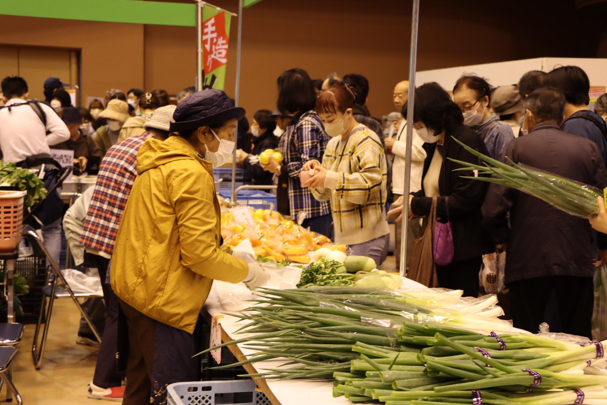 たかおか食祭フェアで野菜を買いに来た来場者たちの様子