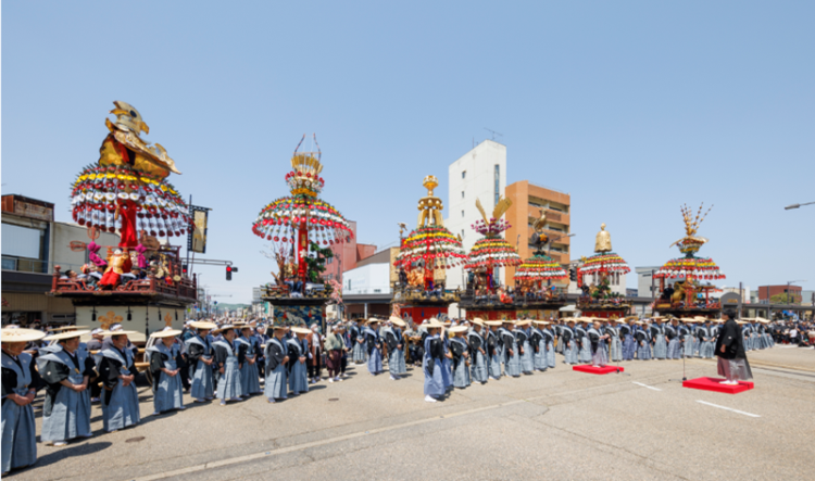 高岡御車山祭りの勢ぞろい式の様子