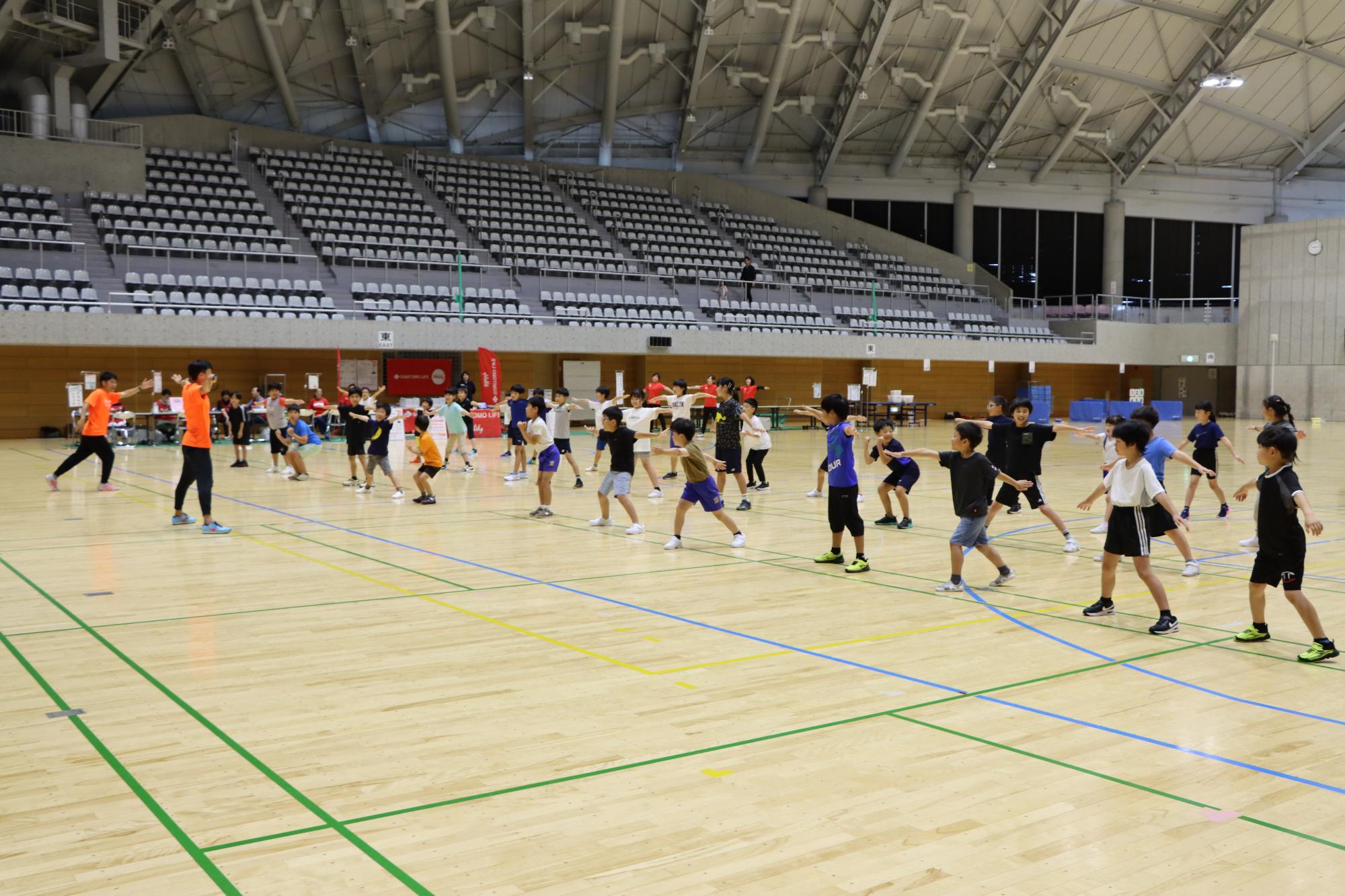 講師から走り方を学ぶ子供たち