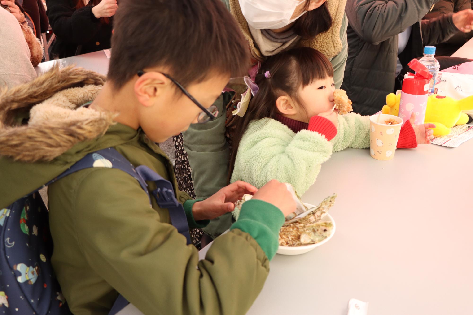 海鮮を食べる子供の写真