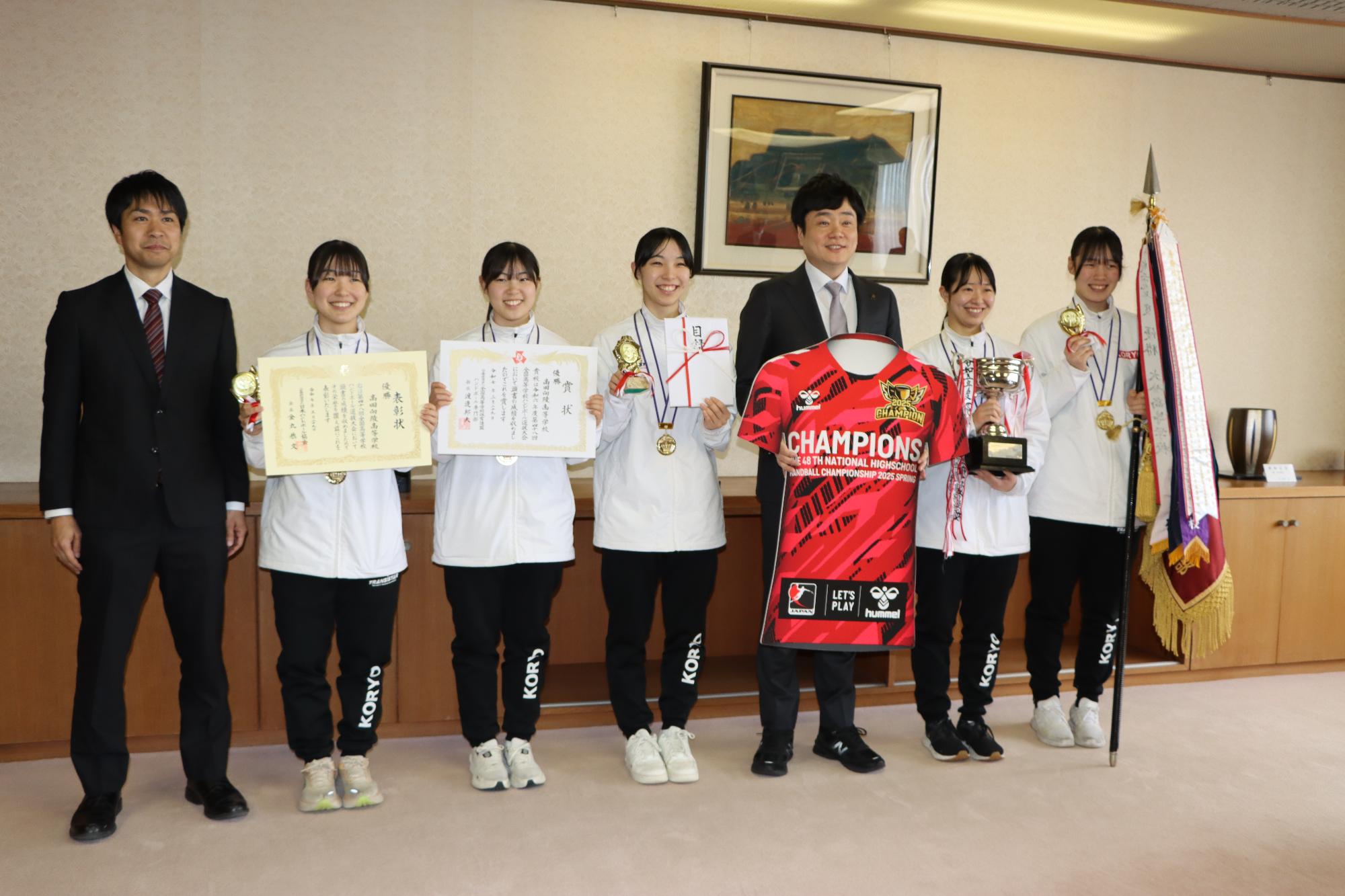 全国制覇を成し遂げた高岡高陵高校女子ハンドボール部員が表敬訪問した様子