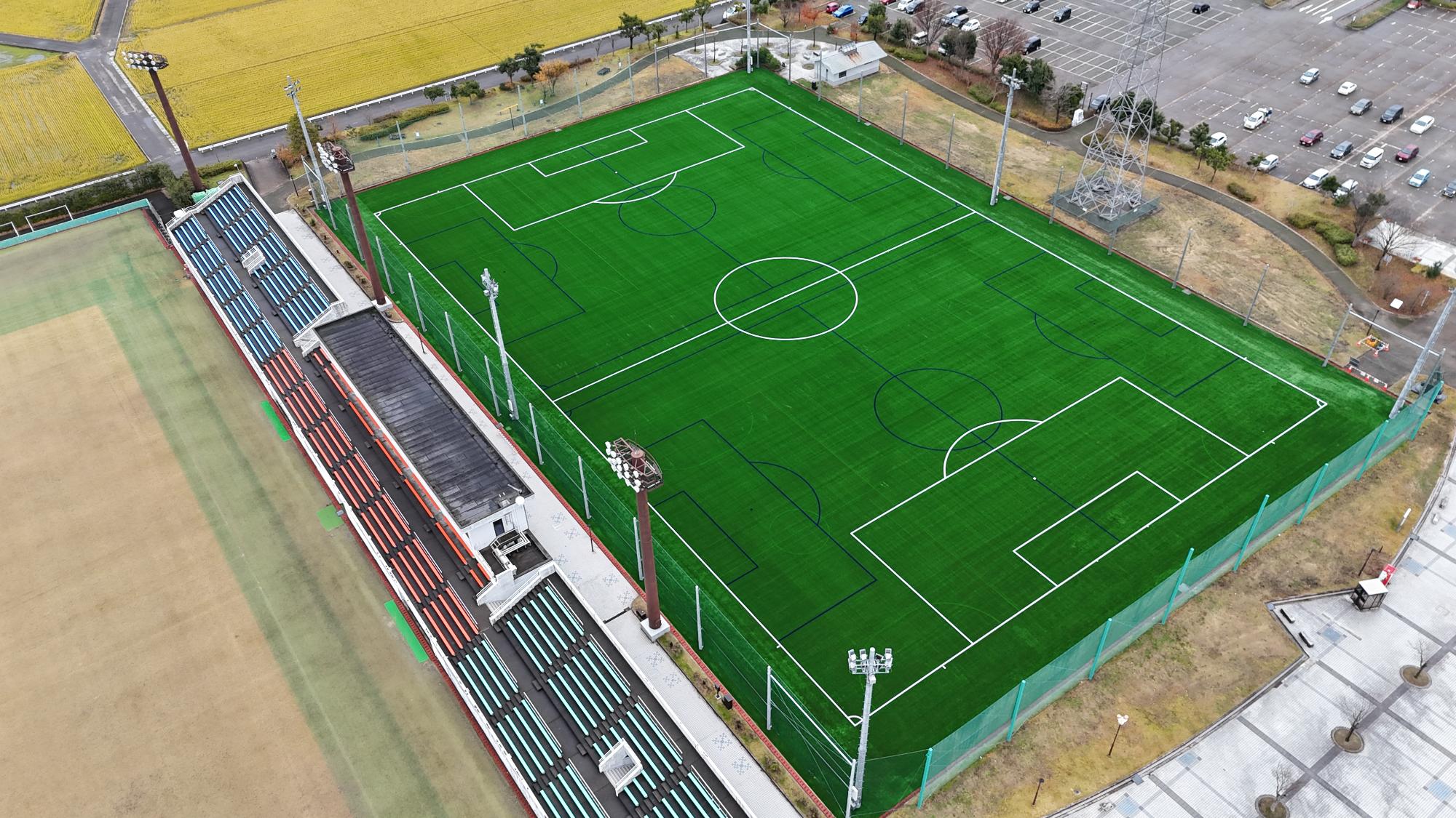 高岡市人工芝フィールドを高岡市サッカー・ラグビー場から撮影した全景写真