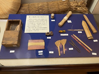 竹製の道具や鉄器など、菅かさつくりに使われていた道具が並んでいる写真