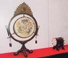 派手な飾りが付いた雅楽用の太鼓と、飾りの付いていない鼓が赤い絨毯の上に置いてある写真