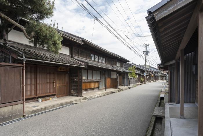 選定地区南端側より撮影された、高岡市吉久二丁目の街並みの写真