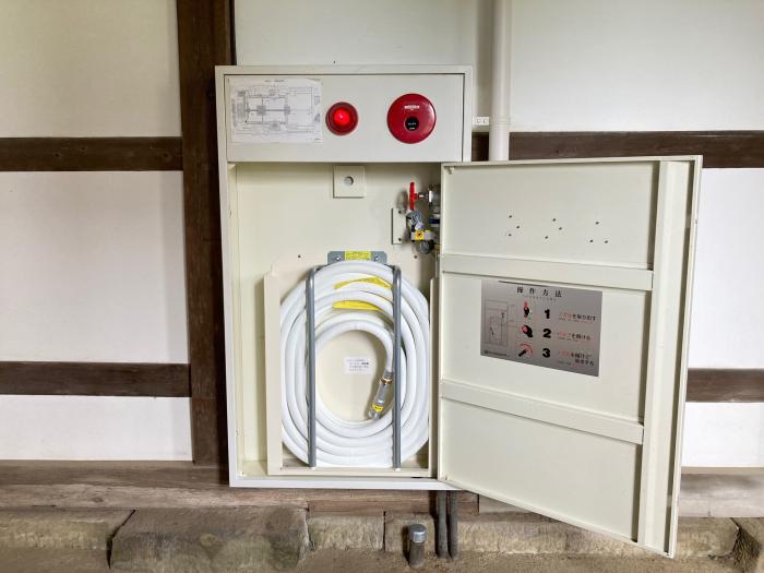 扉が開放された状態の更新された屋内消火栓設備の写真