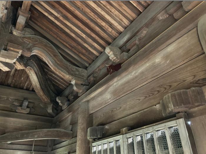 梁に設置されている炎感知器の写真
