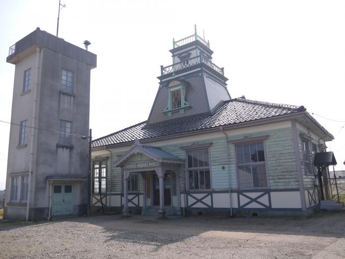 北西側より撮影された、高岡市伏木気象資料館の建物外観の写真