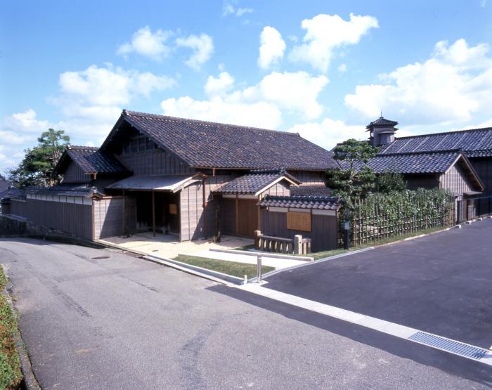 南西側より撮影された、高岡市伏木北前船資料館（旧秋元家住宅）の建物外観の写真