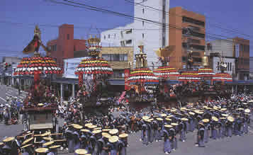 御車山祭にて勢揃いして並ぶ、7基の御車山の写真