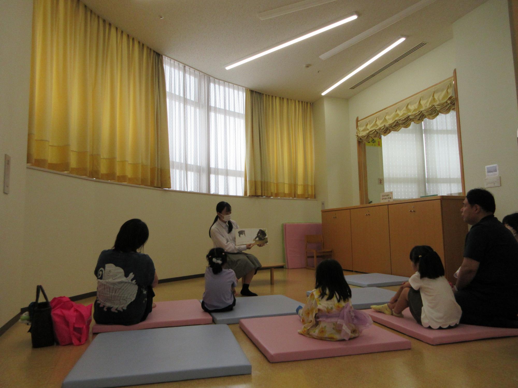 高校生による読み聞かせ