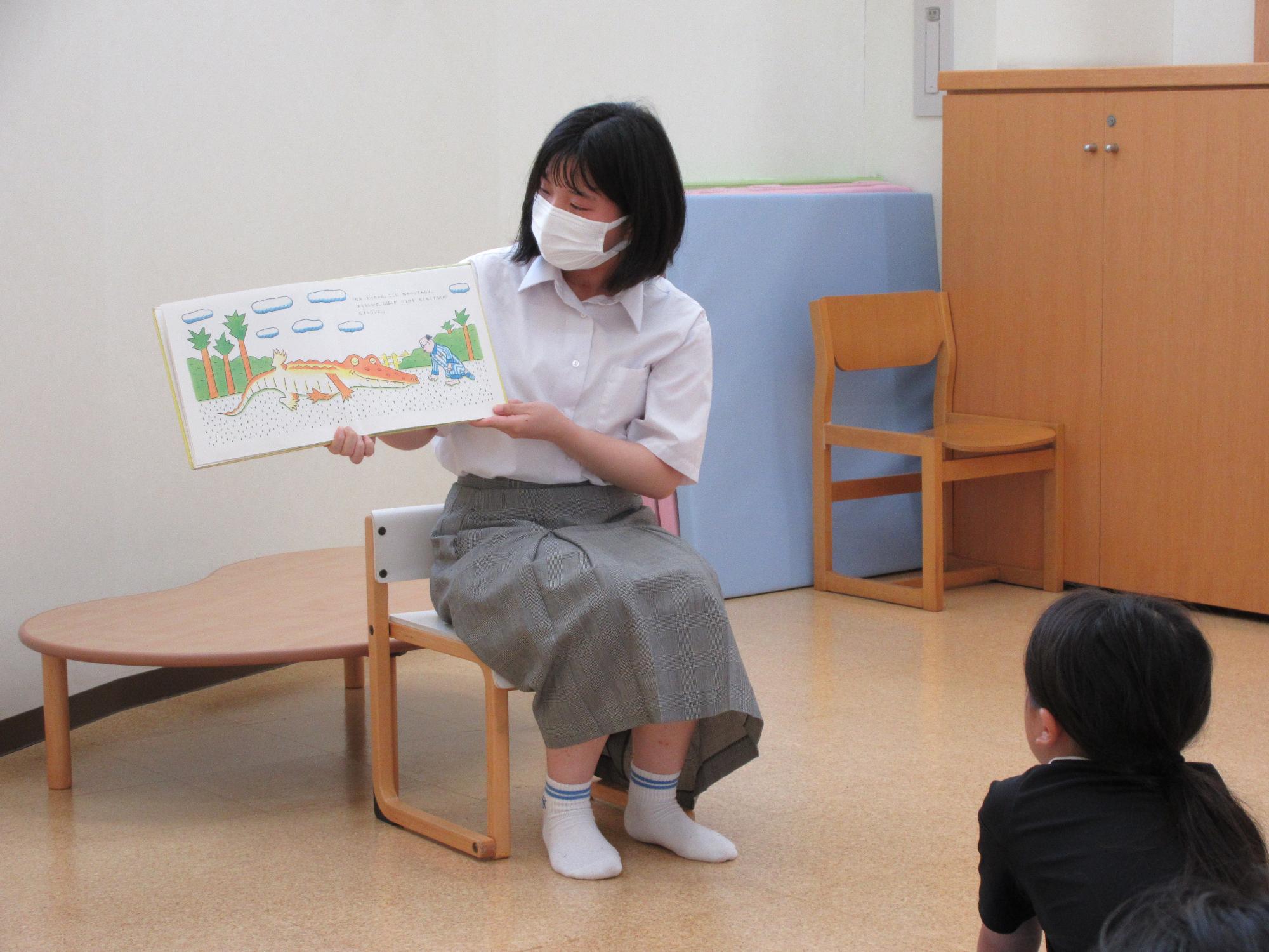 高校生による読み聞かせ