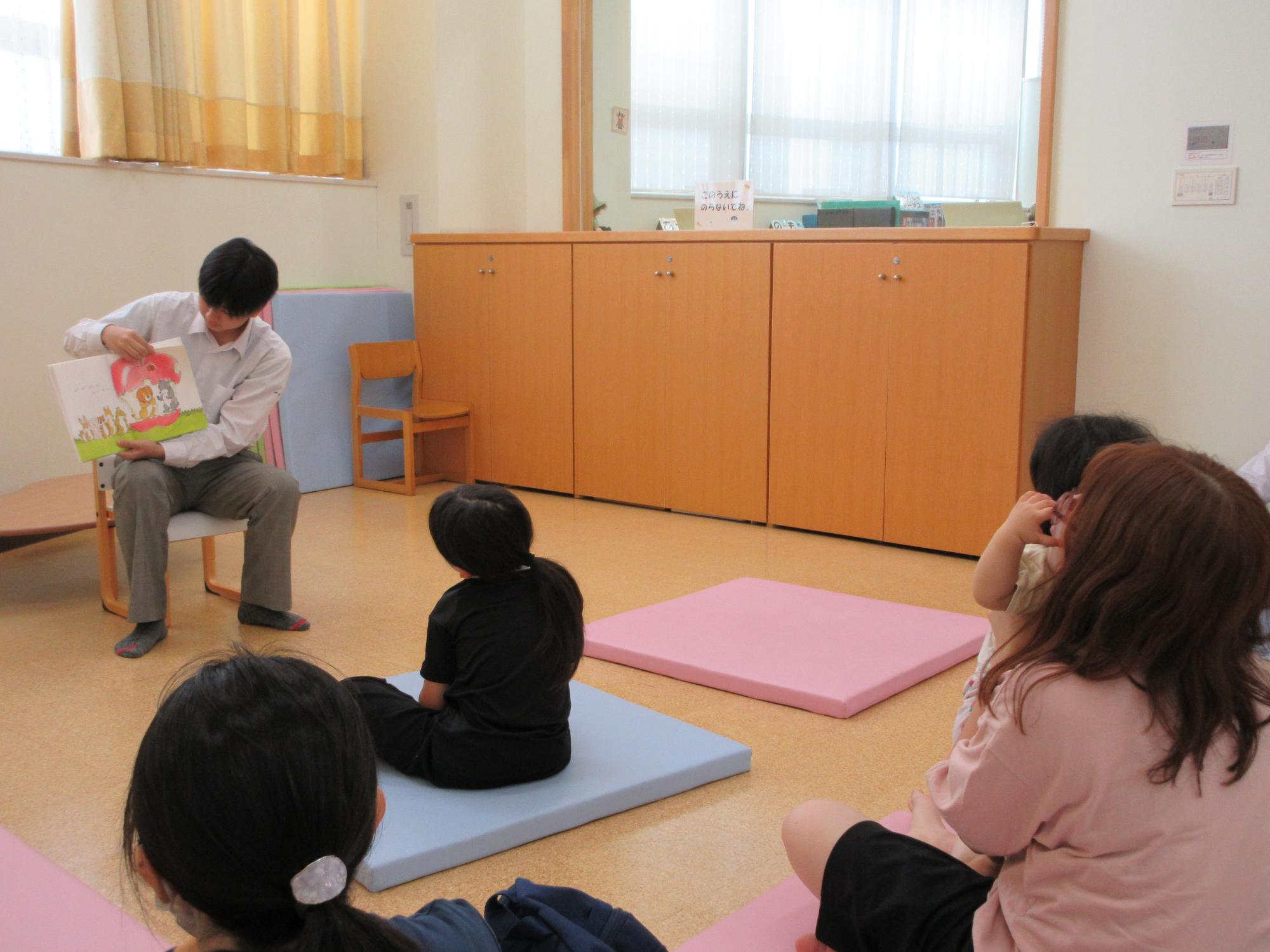 高校生による読み聞かせ