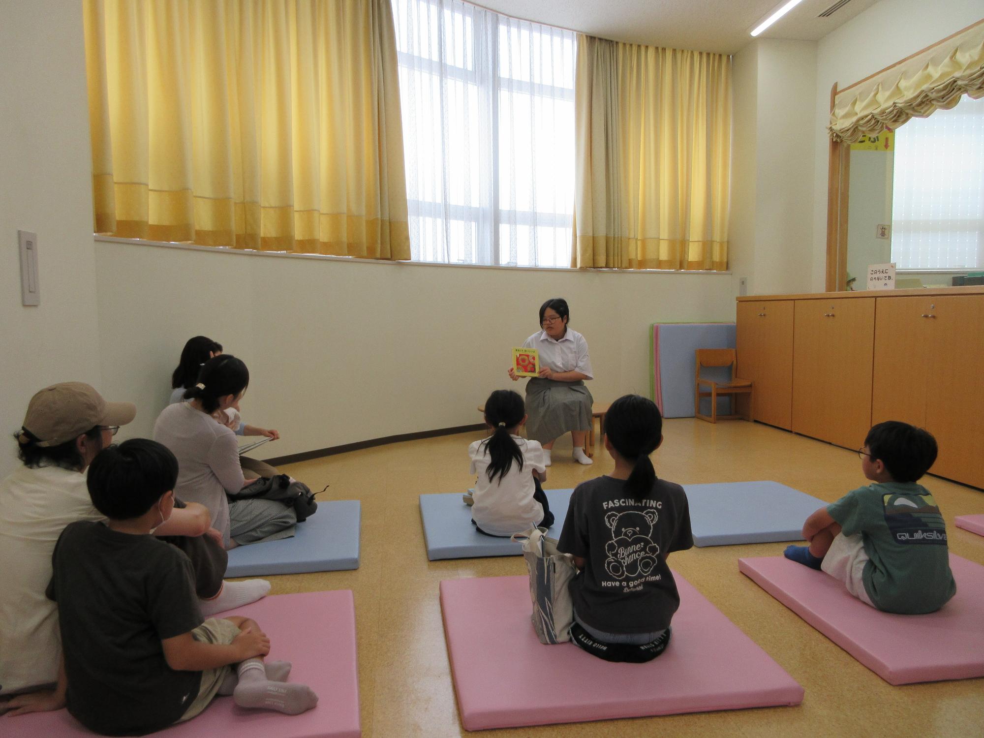 高校生による読み聞かせ