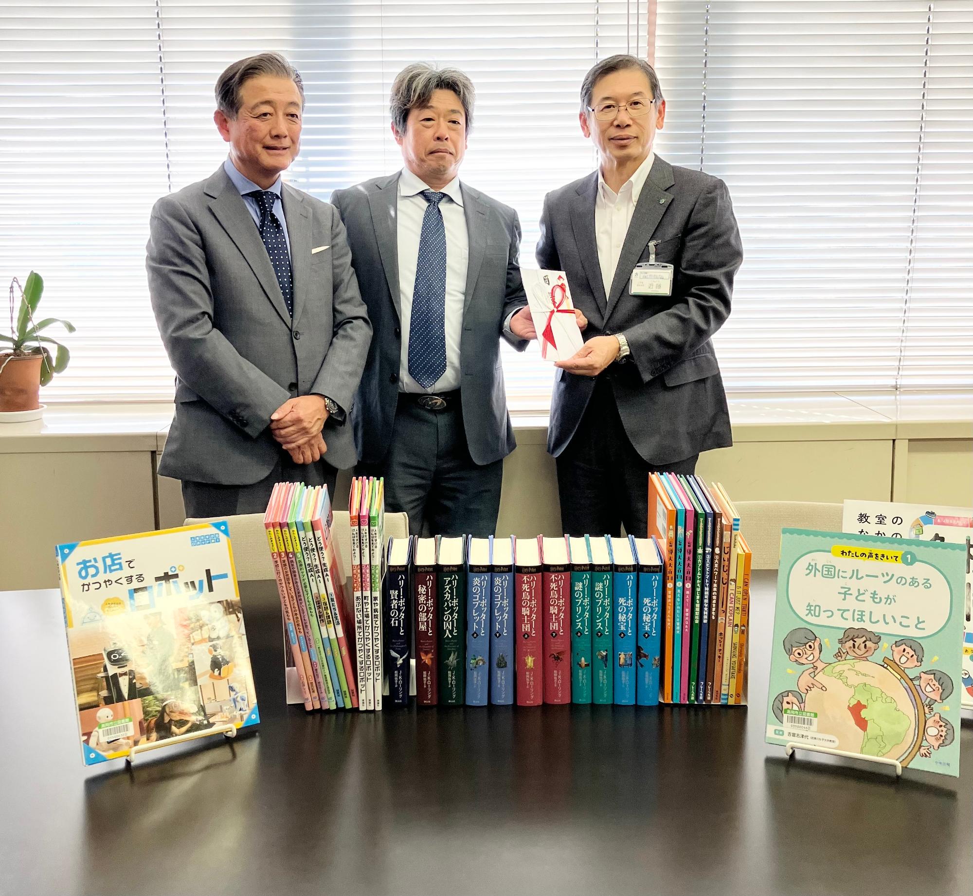 富山銀行富久栄グリーン会様より児童用図書の寄附をいただきました
