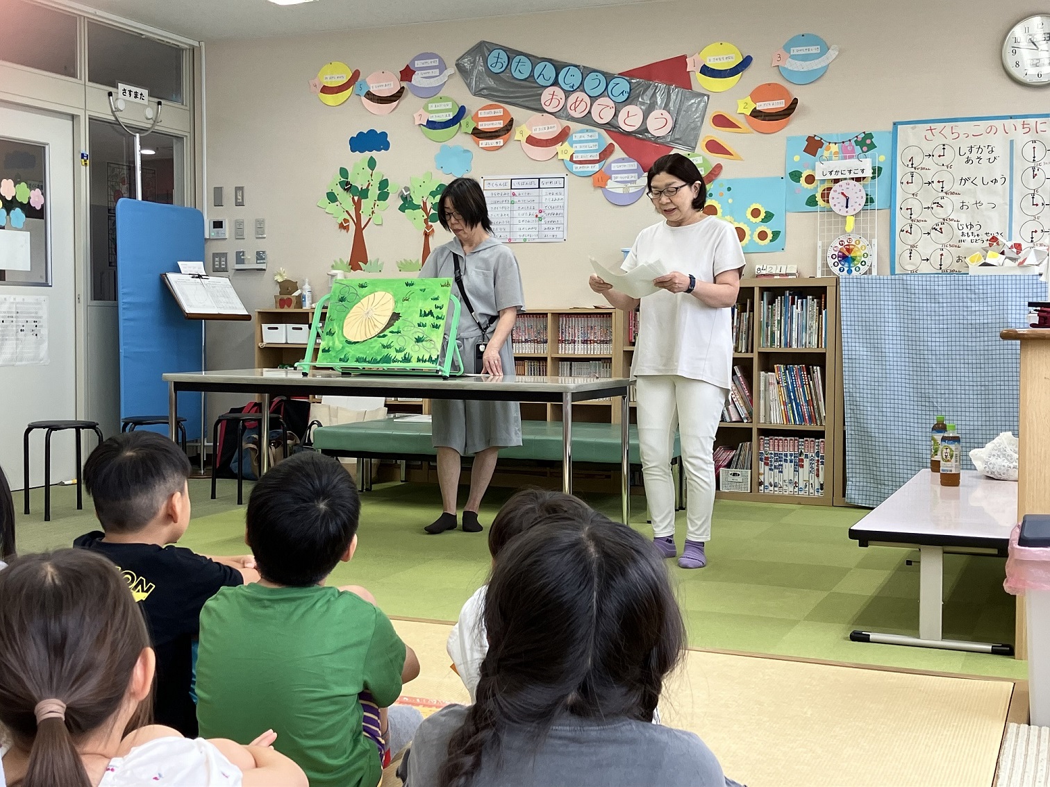 伝承紙芝居の読み聞かせ