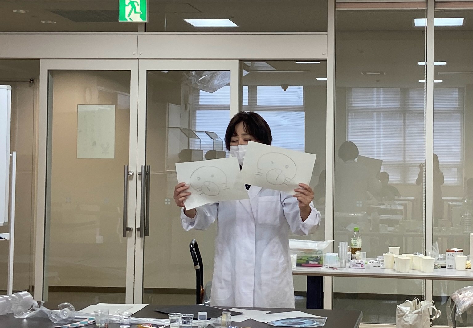 【中央図書館】もみ子先生の親子実験教室ー「かがく変化」で遊ぼう！ー（8月1日）の画像