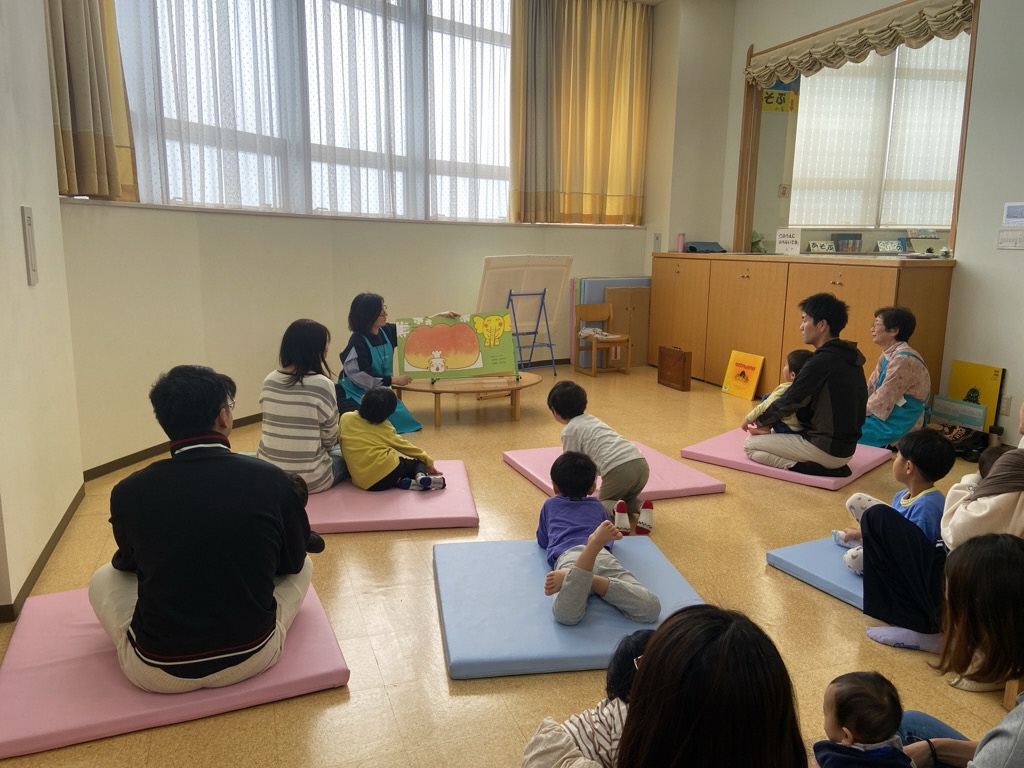 絵本の読み聞かせ