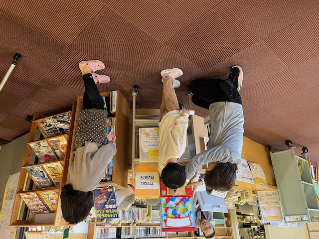 図書館でガチャポン