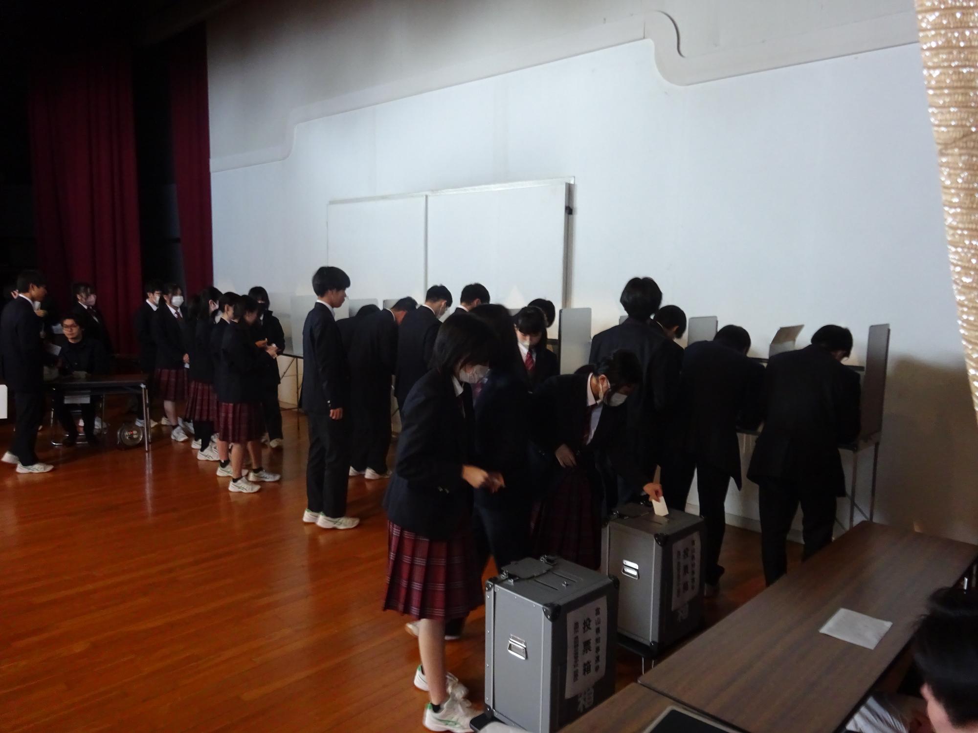 選挙啓発出前講座における模擬投票の実施風景の写真