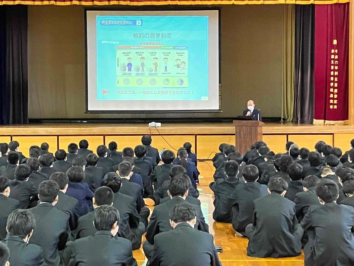 選挙啓発出前講座における選挙制度説明の実施風景の写真