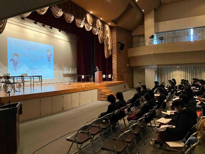 選挙啓発出前講座における高岡法科大学講師による講義風景の写真