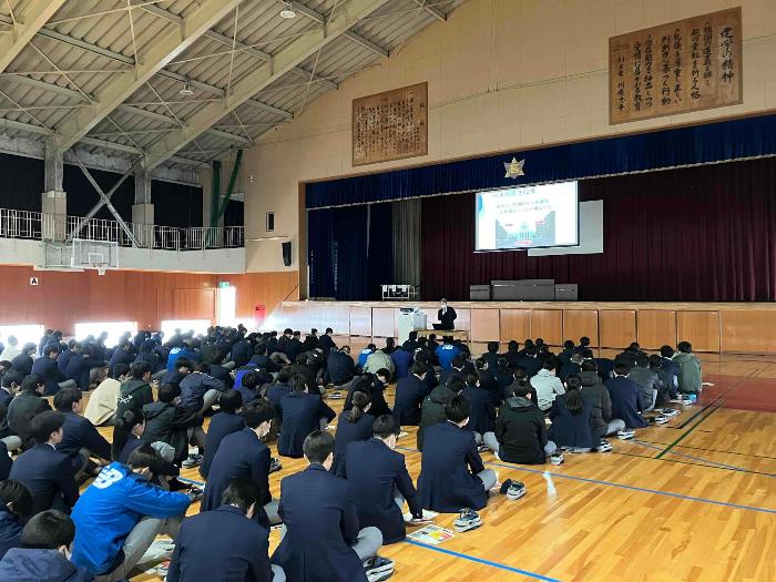 選挙啓発出前講座における高岡法科大学講師による講義風景の写真