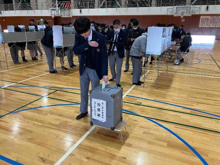 選挙啓発出前講座における模擬投票の実施風景の写真