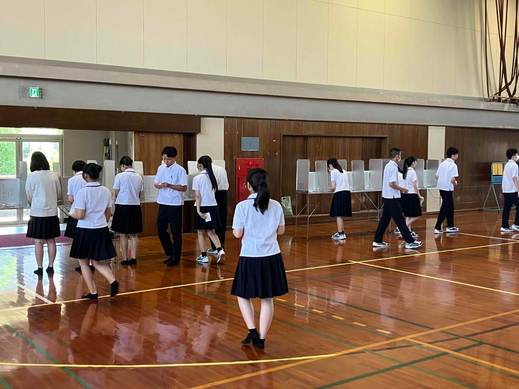 選挙啓発出前講座における模擬投票の実施風景の写真