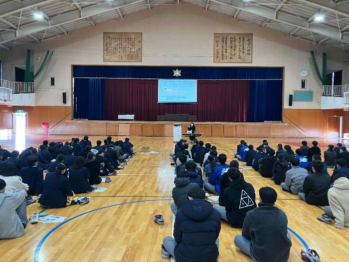 選挙啓発出前講座における高岡法科大学講師による講義風景の写真