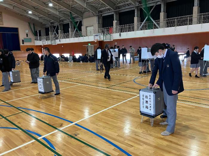 選挙啓発出前講座における模擬投票の実施風景の写真