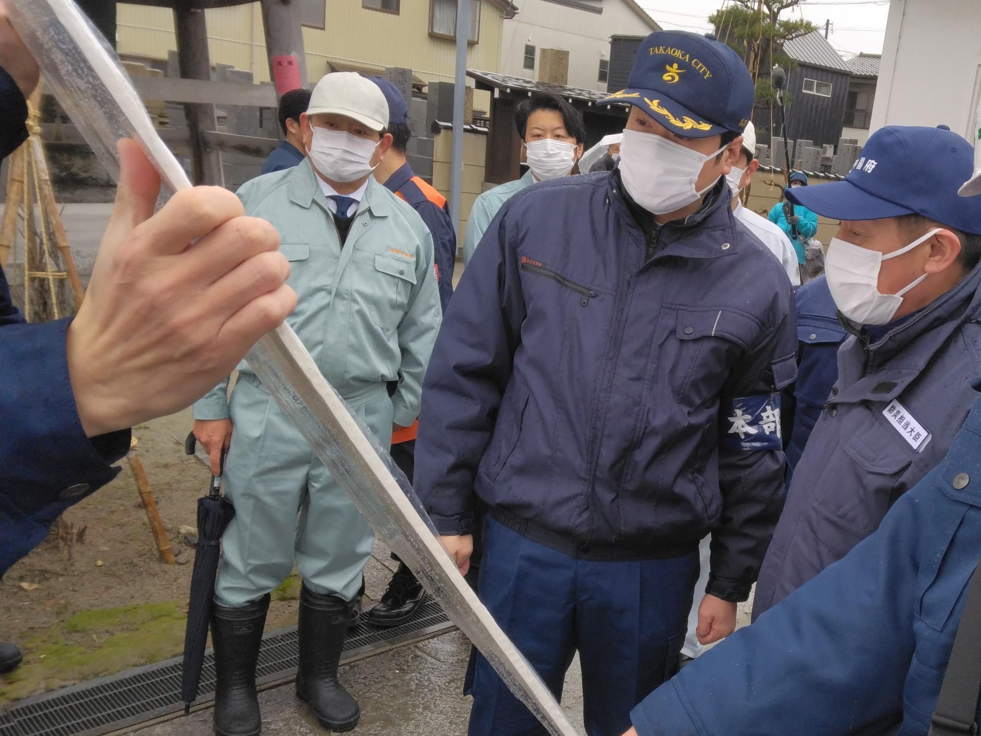 防災担当大臣に被災状況を説明する角田市長