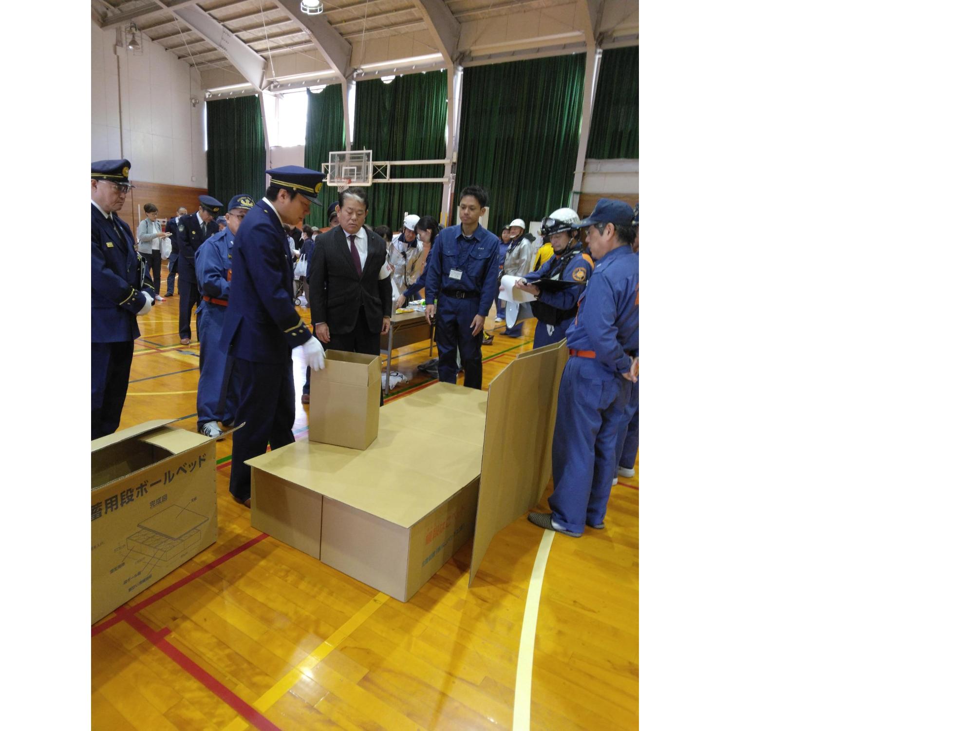 検閲訓練にて非常用段ボールベッドを組み立てる市長