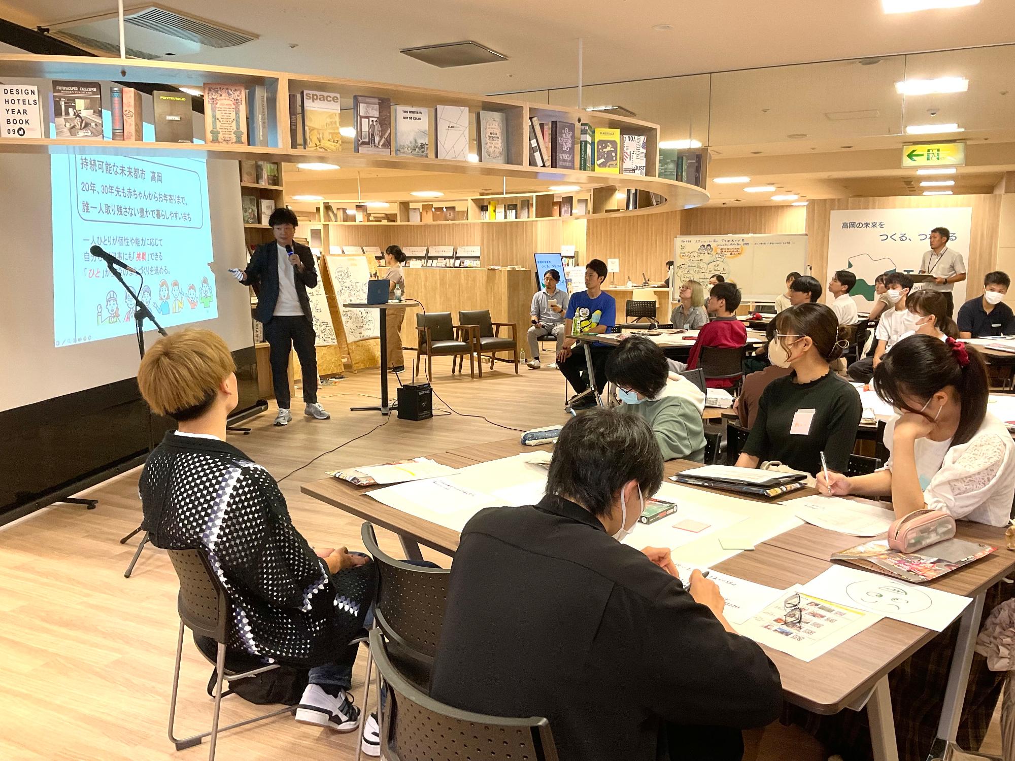 高岡まちなかスタートアップ支援施設タスにて学生向けに出前講座をする角田市長