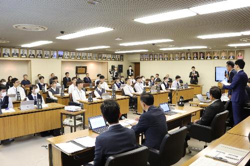 議員が高校生に議会の仕組みなどを説明している写真