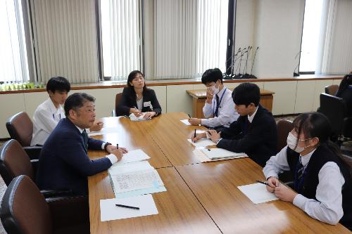 議員と高校生が意見交換している写真