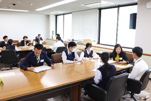 議員と高校生が意見交換している写真2