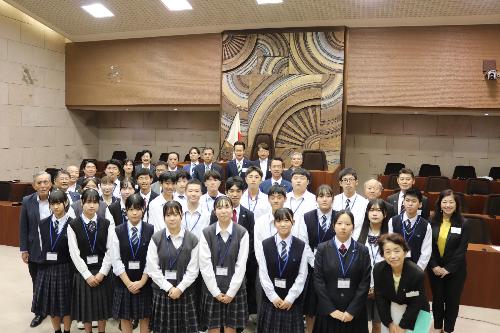 議員と高校生の集合写真